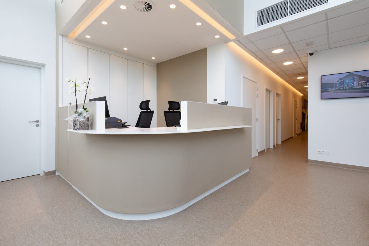 Hall d'entrée et accueil — Clinique CMR Seraing
